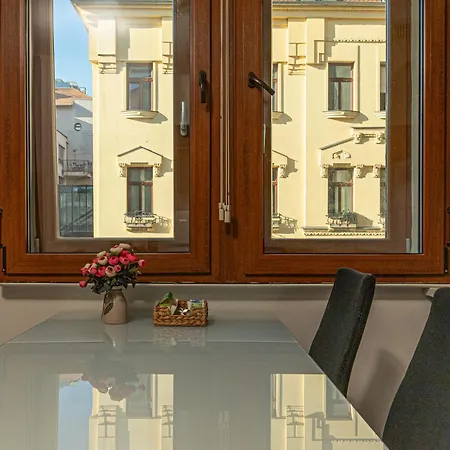 Centrer With Balcony Apartment *